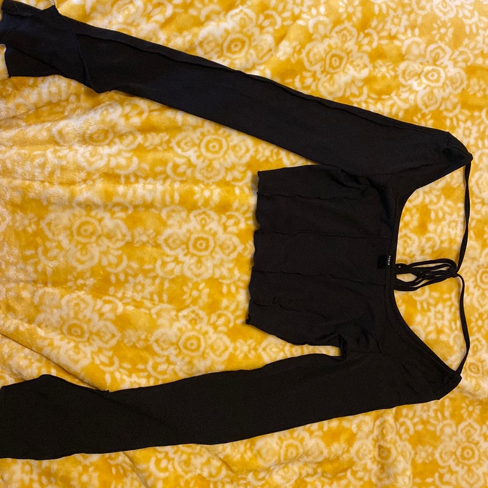 black long sleeve crop top